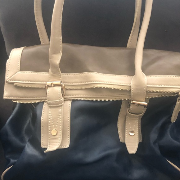 Handbags - Picture 5 of 6